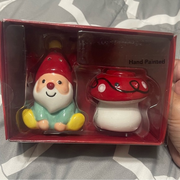 St. Nicholas Square Gnome & Mushroom salt and pepper shaker set - Picture 3 of 5